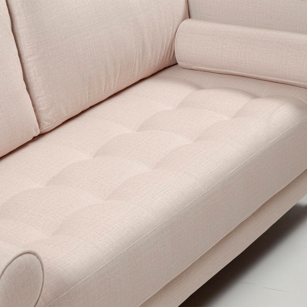 Sofa Keith – Klassisches 3-Sitzer-Sofa mit Holzfüßen & Rollenkissen